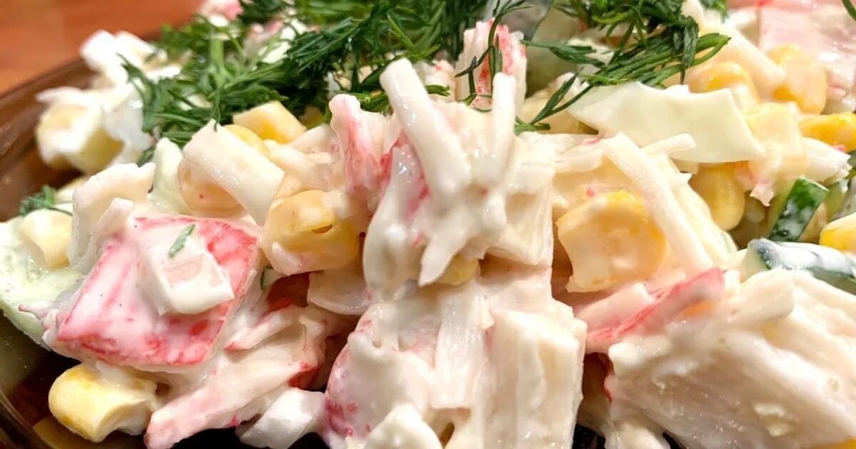 Рецепт салата крабовое мясо кукуруза. Салат из огурцов сибилла. Салат с крабовыми палочками и яйцом и креветками. Салат с крабовыми палочками и кукурузой. Салат из крабовых палочек с кукурузой и капустой.