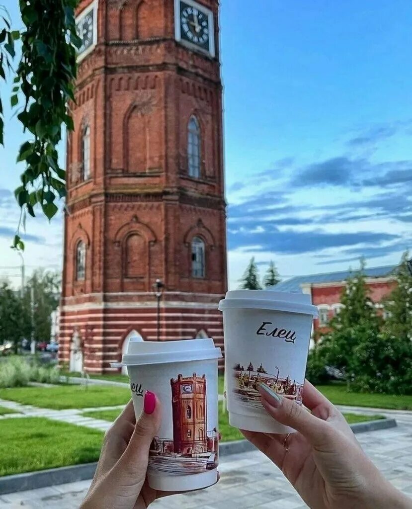 Льва толстого 13 елец. Кофе елец. Улица льва толстого 8 елец. Чайная лавка волгоград. Люстры на крыше кофейни.