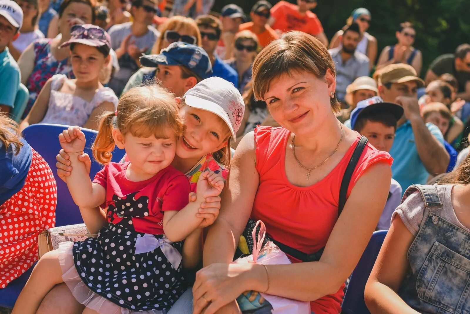 Дети в лагере. Родительский день в лагере. Встреча с родителями в лагере. Лагерь встреча с родителями в лагере. Куда отправить ребенка в лагерь