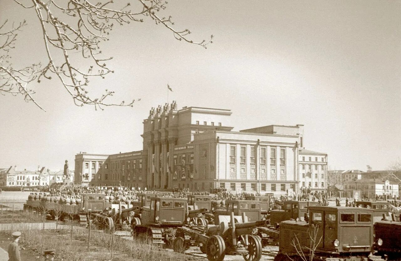 Самара Куйбышев 1941. Куйбышев площадь Куйбышева в 1941. Куйбышев площадь Куйбышева в 1941 парад. Площадь Куйбышева в Самаре в ВОВ.