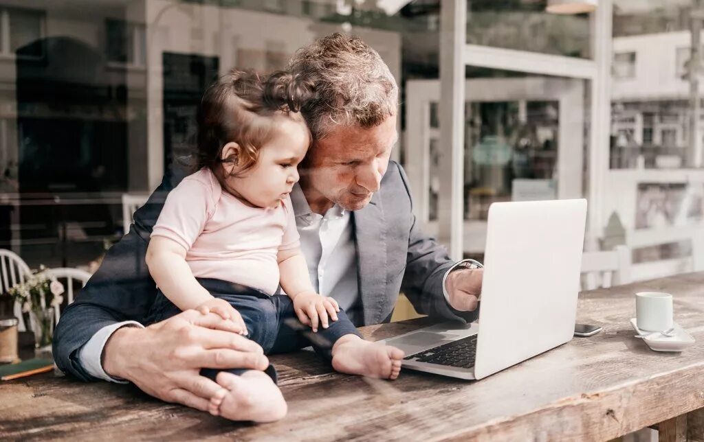 Бизнесмен с семьей. Семейный бизнесмен. Семейная фирма. Семейный бизнесмен. Семейный бизнес.