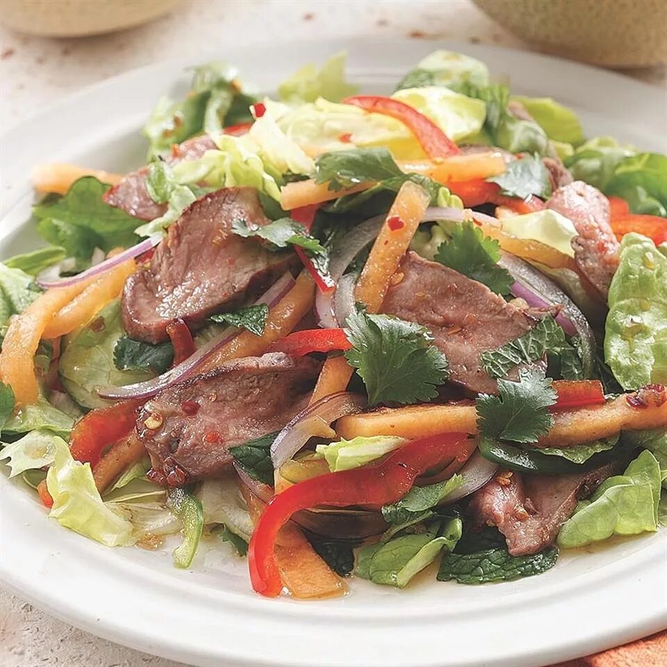Рецепты салата с мясом с фото. Тайский биф салат. Салат с мясом и овощами. Салат с языком. Салат с жареным мясом.
