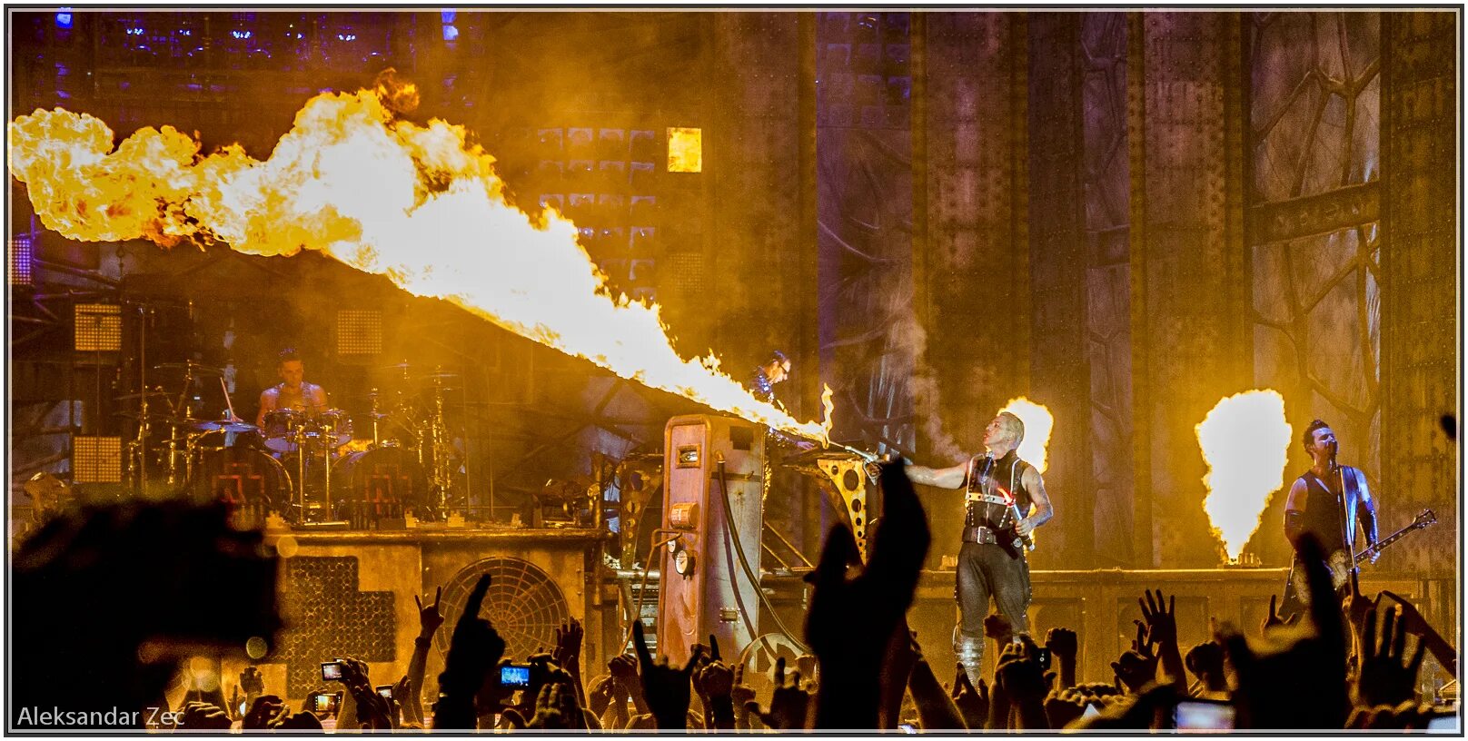 Рамштайн фаер слушать. Тилль линдеманн feuer frei. Рамштайн фаер слушать. Rammstein feuer frei концерт. Рамштайн фаер фрай.