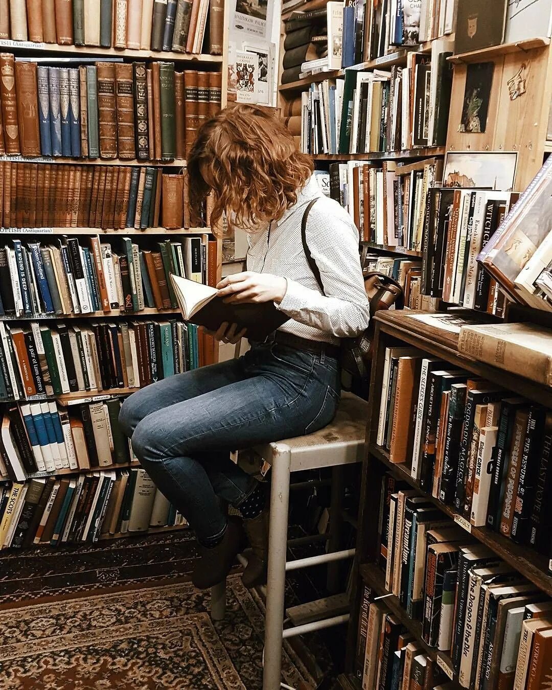 Книжный человек читать. Чтение книг. Читает книгу. Девушка с книгой. Девушка в библиотеке.