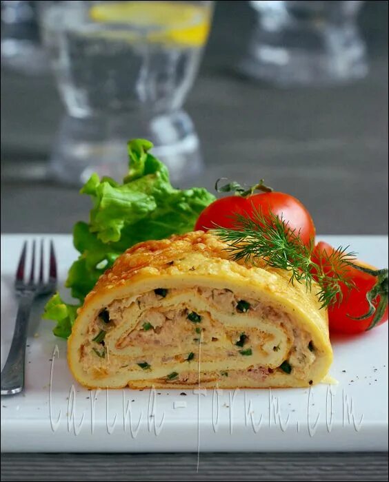 Рулет с тунцом сыром и яйцом. Рулет из омлета. омлет рулетики. рулет из омлета на сковороде. омлет рулет с начинкой.