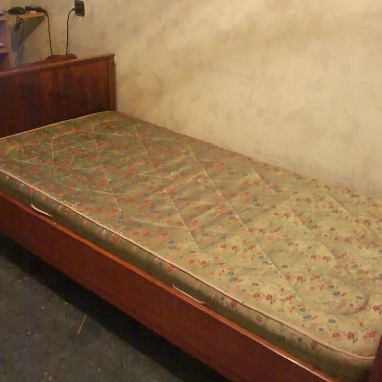 Продаже кровать б у. Спальный гарнитур советских времен. Кровать бу. Кровать 90е. Кровать б 1.
