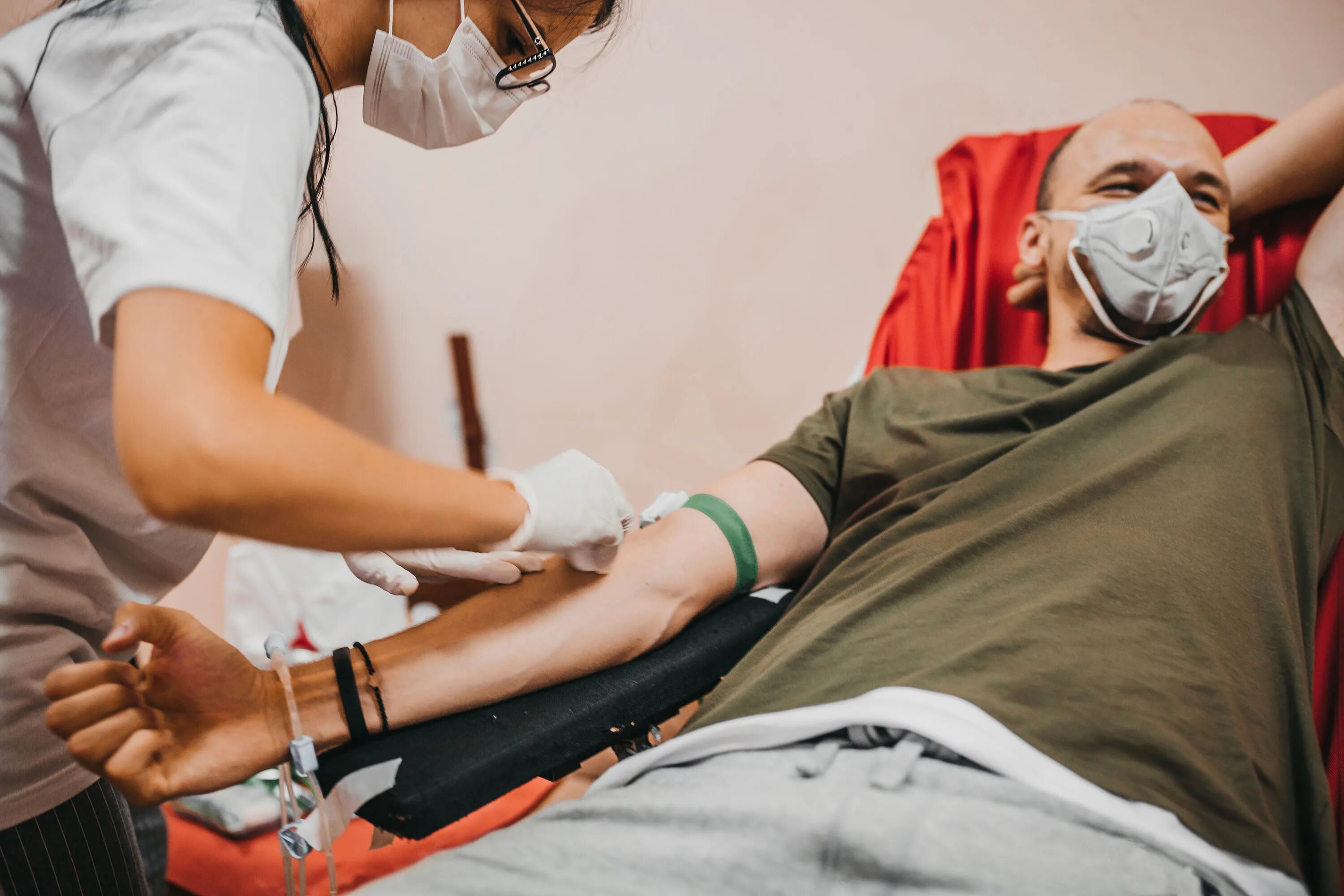 Донор. Донор крови стоковое фото. Blood donor scared. Сдать кровь после теракта