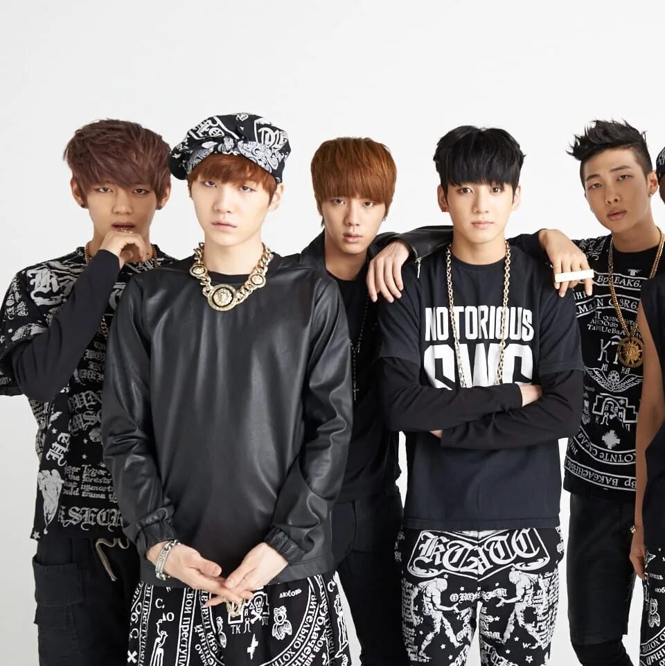 Bts информация. Корейская группа бтс. группа bts 2013. группа втс корея. группа бтс участники.