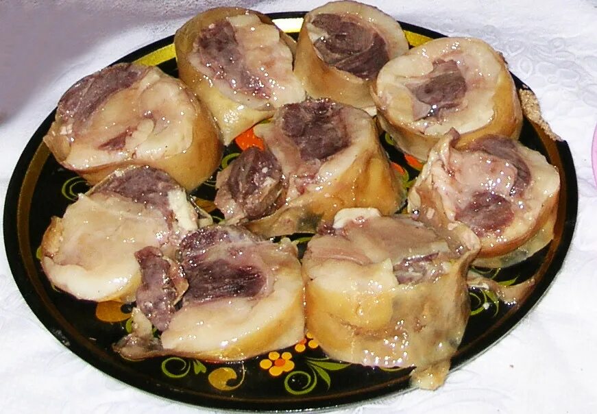 Мясо конины, чучук ассорти. Казы конина. Бастурма из конины. Казахский шужук из конины. Колбаса казылык сыровяленая.