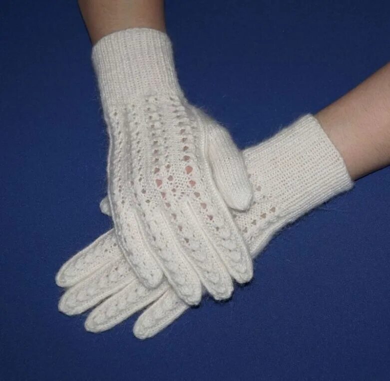Перчатка вязаная. Красивые вязаные перчатки. Перчатки вязаные женские. Перчатки спицами женские. Перчатки спицами.