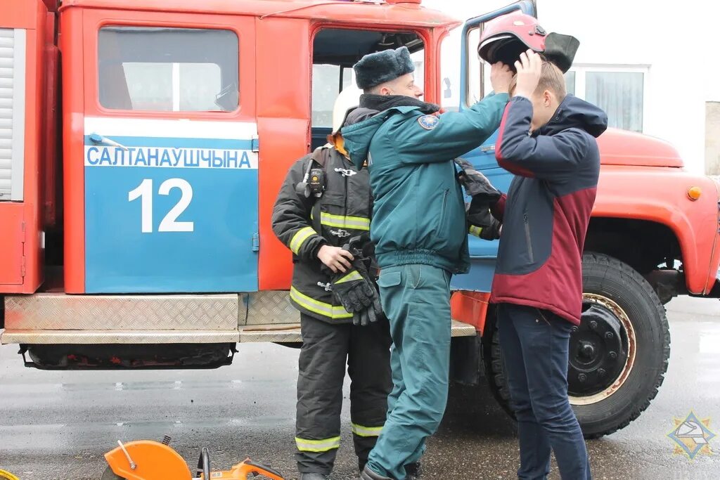 Почему сегодня была тревога. Внимание пожарная тревога. Внимание пожарная опасность всем покинуть помещение. Внимание пожарная тревога срочно всем покинуть помещение. Внимание пожар всем покинуть помещение голосовая тревога.