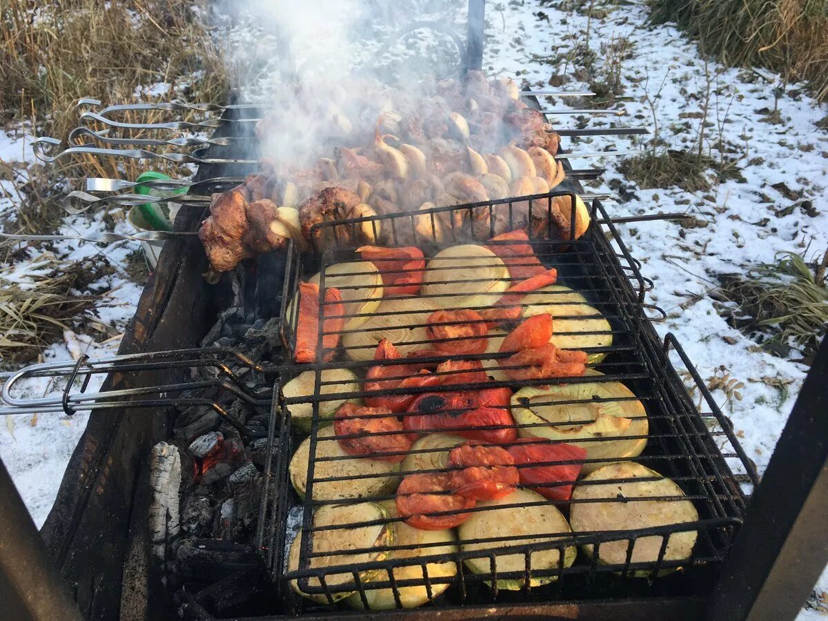 Шашлык зимой на даче. Шашлыки на природе. шашлык зимой. шашлыки на даче. зимний шашлык на даче.