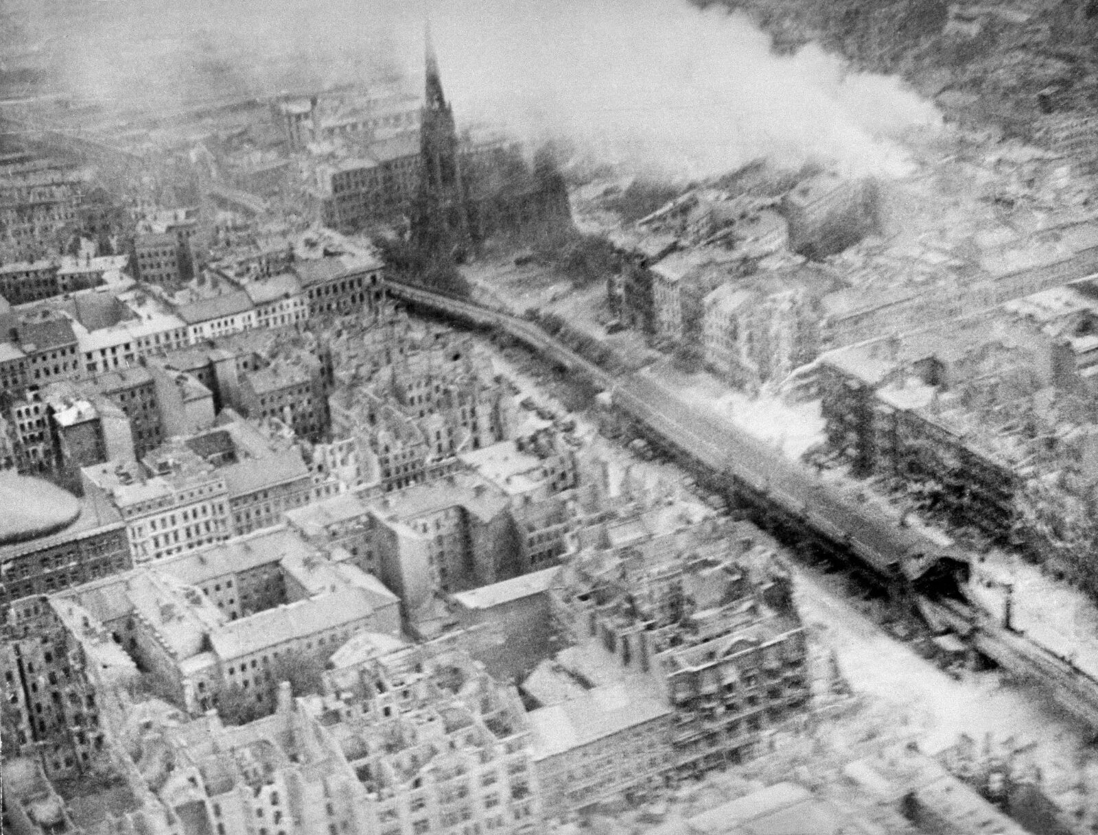 Разрушенный берлин. Разрушенный Берлин 1945. Аэрофотоснимки Берлина 1945. Берлин Рейхстаг Аэрофотоснимки 1945. Берлин 1945 сверху.