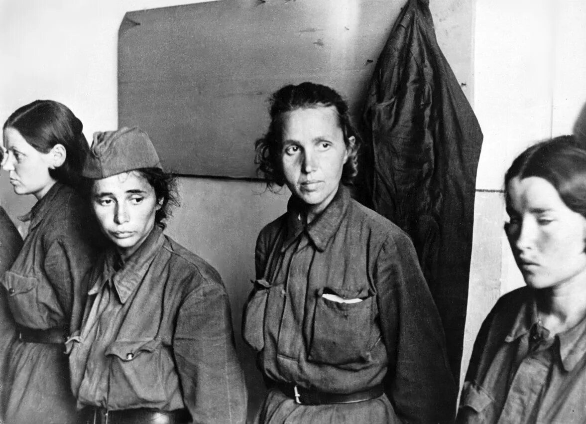 18 плен девочки. Пленные советские женщины-военнослужащие в невеле. пленные красноармейцы женщины 1941. женщины военнослужащие ркка в немецком плену. пленные немецкие женщины в вов 1941-1945.