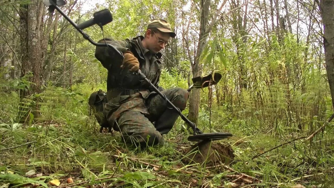 Нашел солдат в заросшем поле. Уральские бродни дзен. Уральские бродни последние выпуски. По полю с металлоискателем.