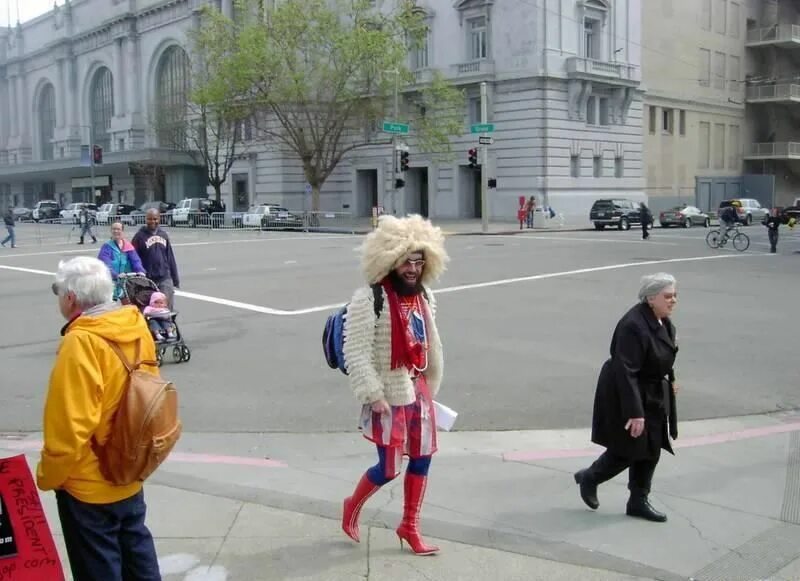 Странное поведение. Женщины в московском метро. Очень странное поведение. Женщина разделась в московском метро. Необычные ситуации.