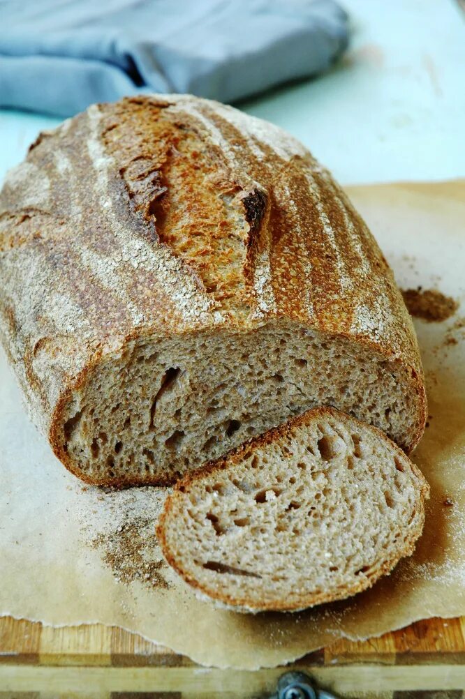 Пшеничный цельнозерновой хлеб на закваске. Хлеб из цельнозерновой муки. Хлеб из цельной муки. Хлеб из цельной пшеницы. Цельнозерновая мука хлеб.