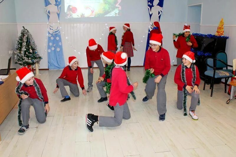 5 смешных сценариев на новый год. Детские конкурсы на новый год в школе. новогодние конкурсы в школе среди классов. сценка к новому году. конкурсы и игры для детей 5 класса новый год.