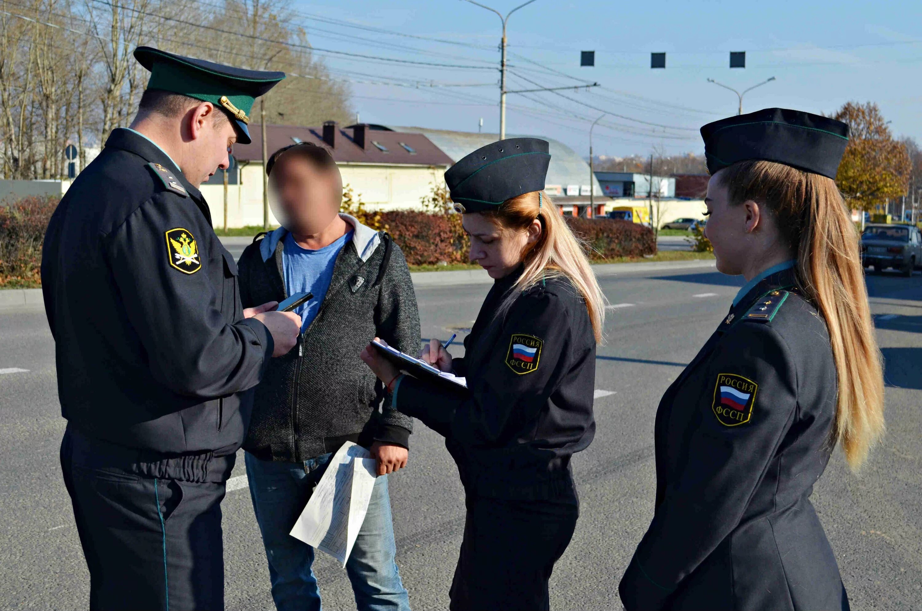 Полицейские приставы. Судебные приставы и полиция. Рейд приставов. ФССП человек. Родственники должника приставы