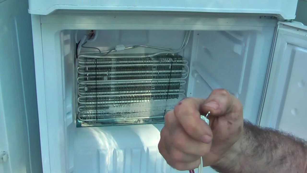 Холодильник сильно греется. Морозильная камера Индезит ноу Фрост фреон. Холодильник ноу Фрост двухкамерный веко капиллярная трубка. Холодильник Индезит двухкамерный ноу Фрост вентилятор. Морозилка бош ноу Фрост.
