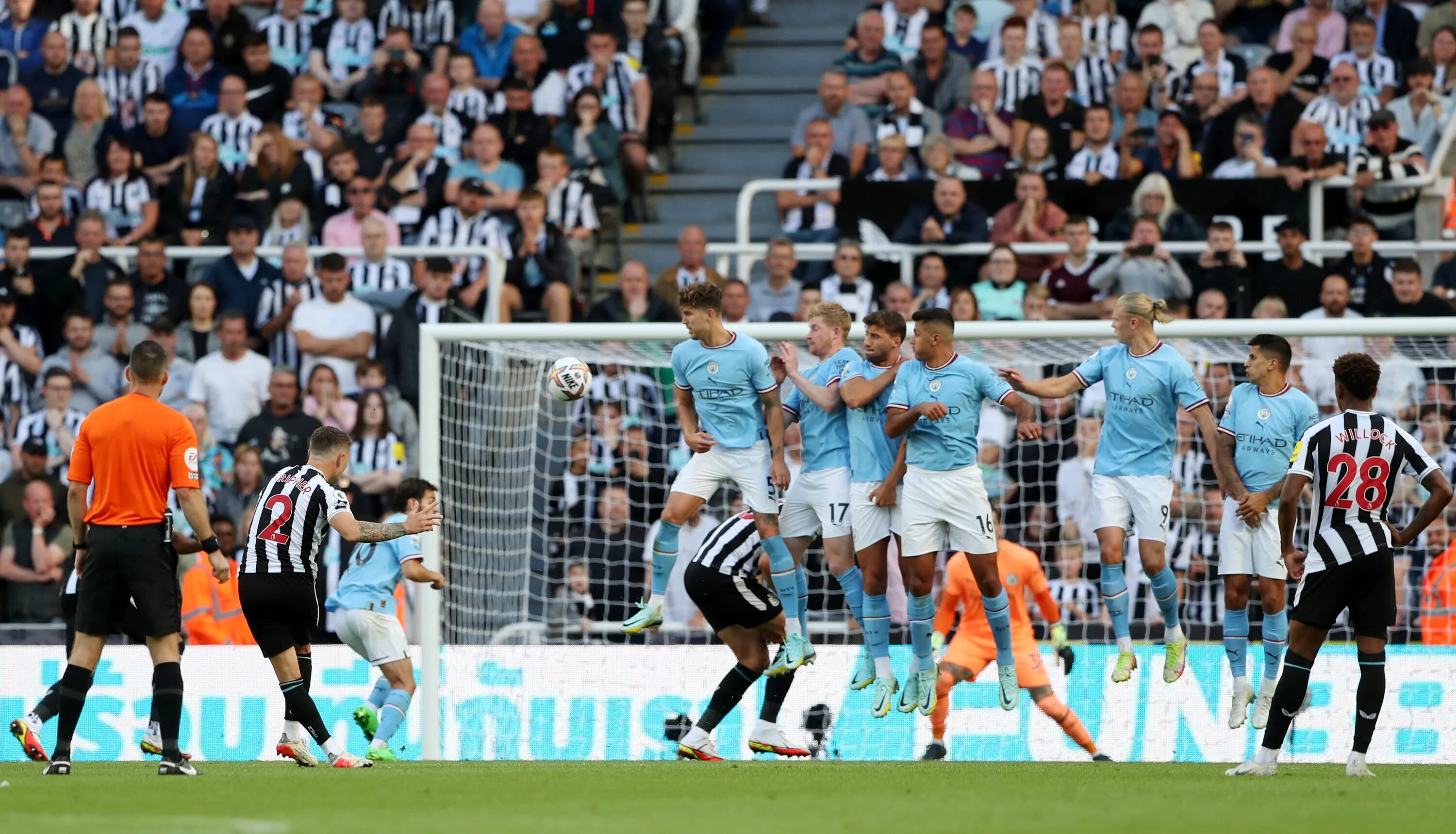 Манчестер сити ньюкасл юнайтед прямая. Manchester City Newcastle 3:3. Игроки Манчестер Сити. Манчестер Сити Ньюкасл Юнайтед. Ньюкасл Юнайтед Манчестер Сити 21 августа.