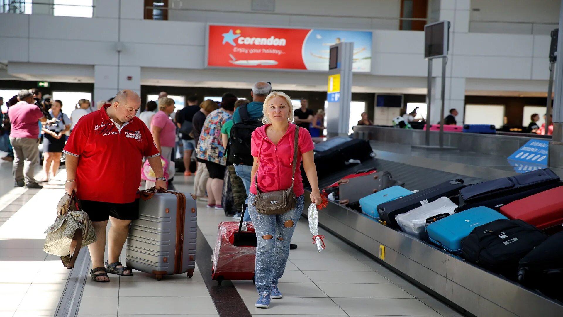 Ехать ли в турцию сейчас. Аэропорт Анталия в Турции. Туристы в аэропорту Анталии. Аэропорт Анталии русские туристы. Российские туристы в аэропорту Турции.