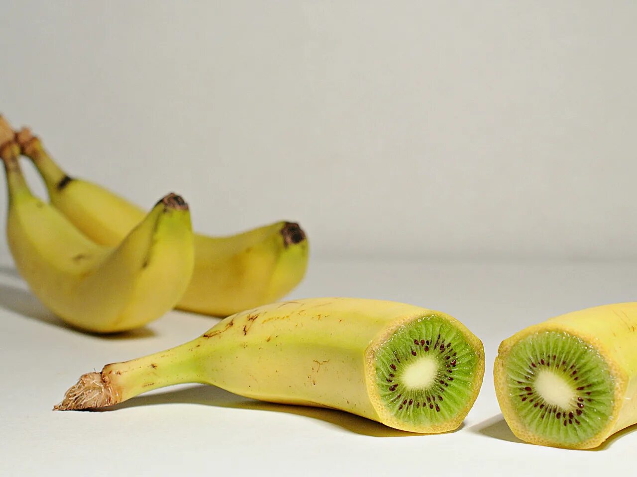 Банан фото. Фрукт в виде банана. Силиконовые пеналы в виде банана. Маленькие бананы. Карамбола фрукт.