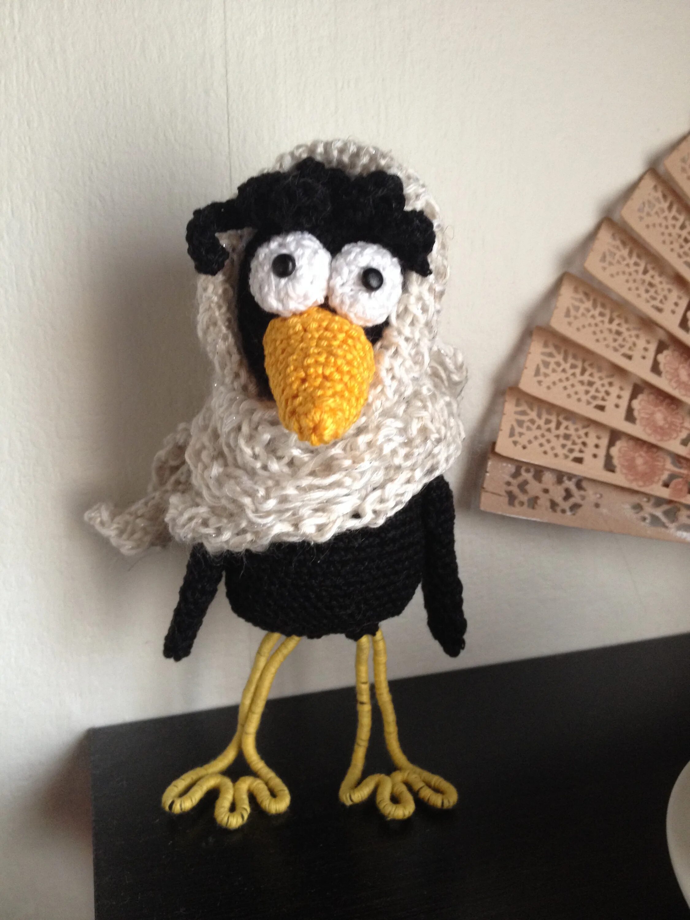 Вязаная ворона спицами. Вязаная ворона в платочке. Вязаная ворона. Вязаный ворон. Вязаные вороны.
