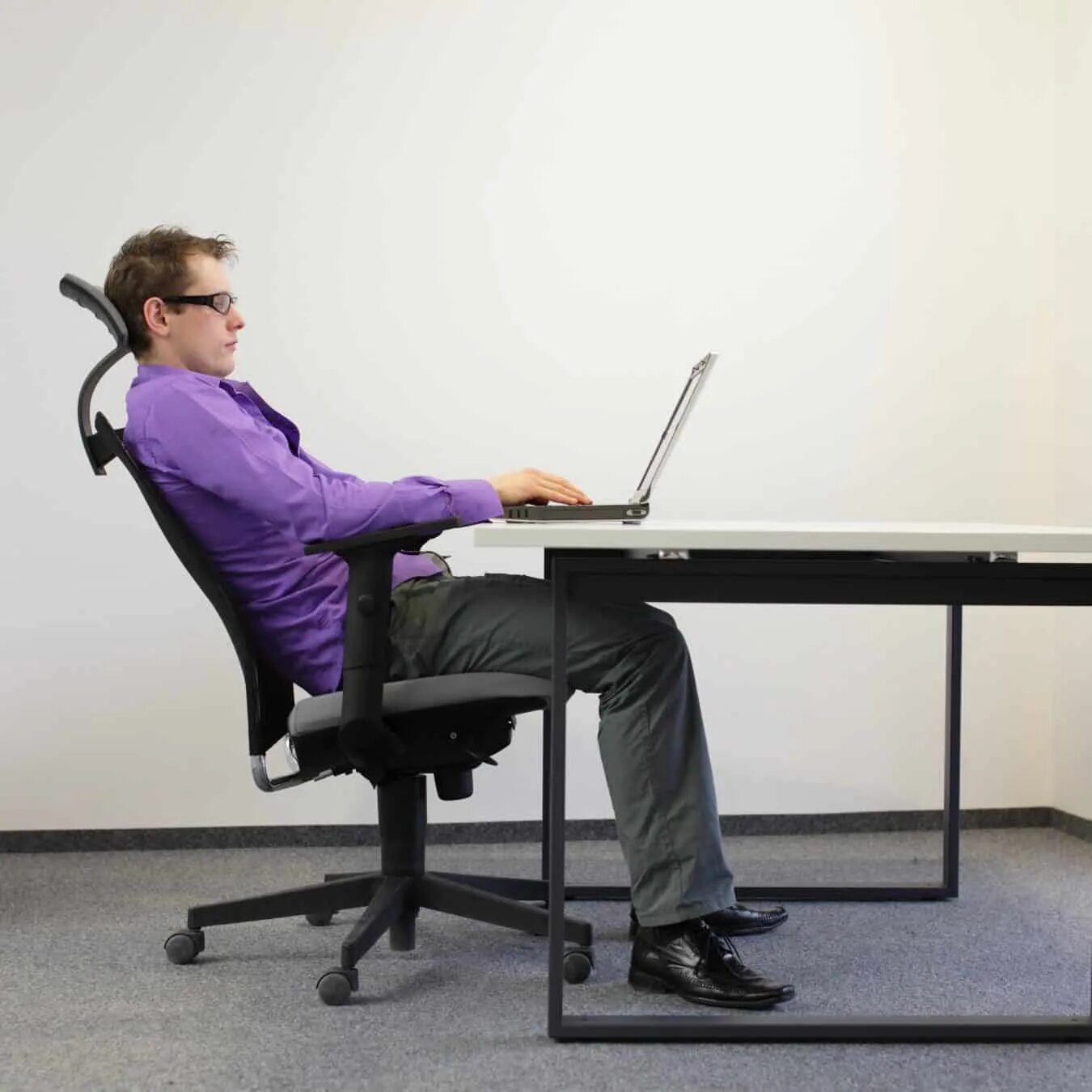 Можно ли сидеть в горячей. Позы с компьютером. Персонал в офисе презентация. Correct Gaming posture. Sitting at Home from back.