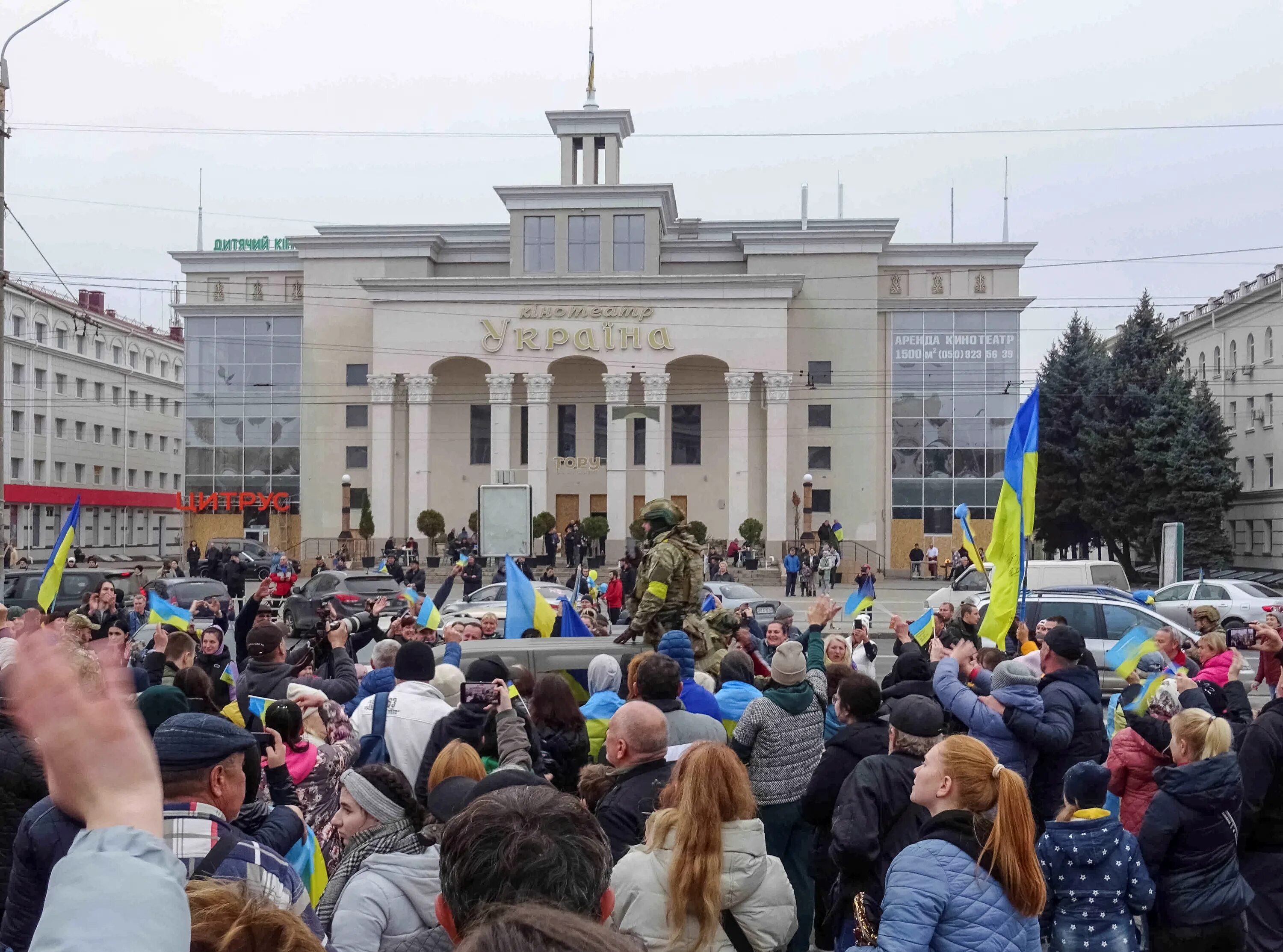 Российские солдаты в херсоне. Херсон сейчас видео. Митинг в херсоне. Херсон сейчас видео. Протесты в донбассе.