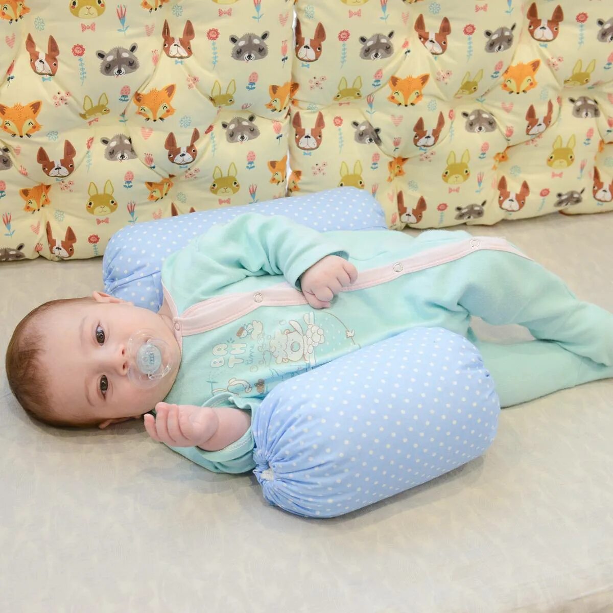 Можно ли подушку. Позиционер для сна HONEYMAMMY для новорожденных 0-6 месяцев. Подушка позиционер для новорожденных Sleep. Honey Mammy подушка для новорожденных. Подушка валик для новорожденных.