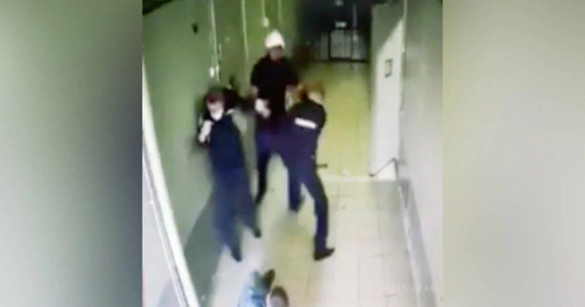 В волгограде задержали подростков избивших мужчину. Задержанный избил троих полицейских в Кургане. Избиение в изоляторе в Рязани. Ростовская область избил детей задержали.