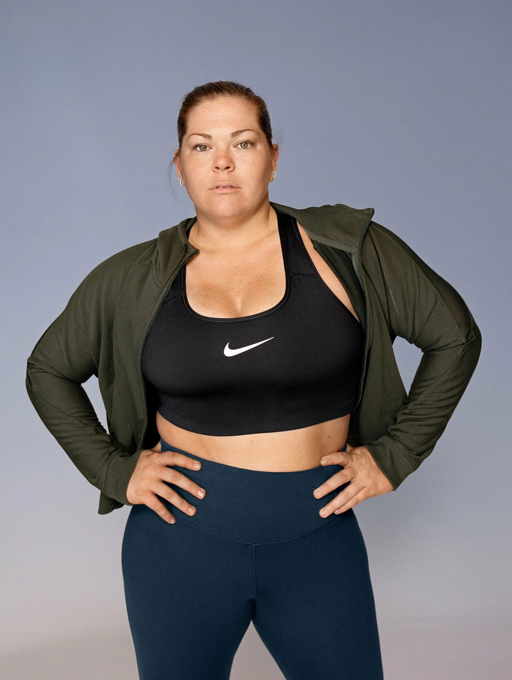 Толстухи одеждах. Модели Nike Plus Size. Найк плюс сайз. Nike модель плюс сайз. Спортивная одежда найк для женщин плюс сайз.