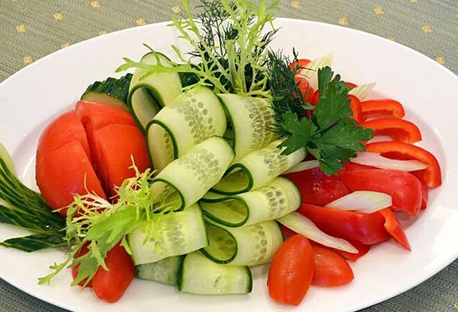 Помидоры на стол нарезка. Овощная нарезка. Красивая нарезка овощей на стол. Овощная нарезка красиво на праздничный стол. Красиво разложить овощи на тарелке.