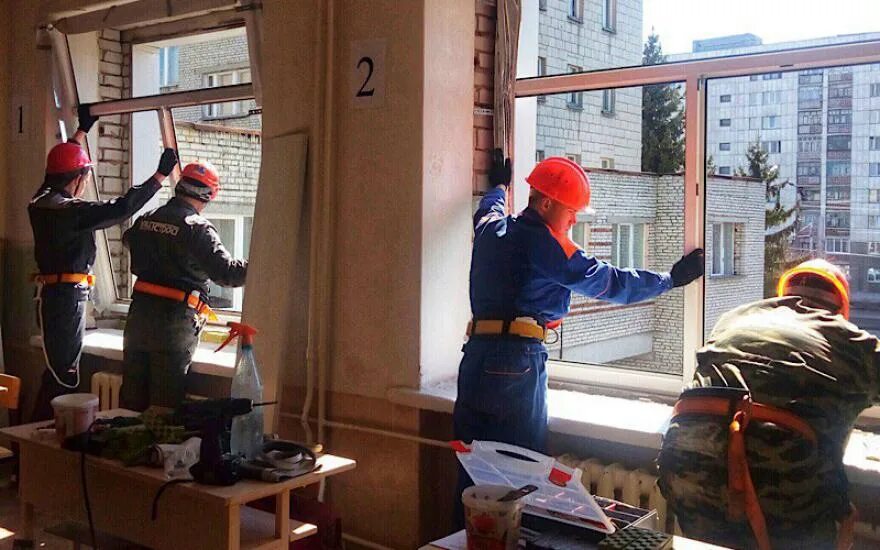 Монтажник в мариуполь. Монтажник окон. монтажник балконов. монтажная бригада оконщиков. окна от монтажника.