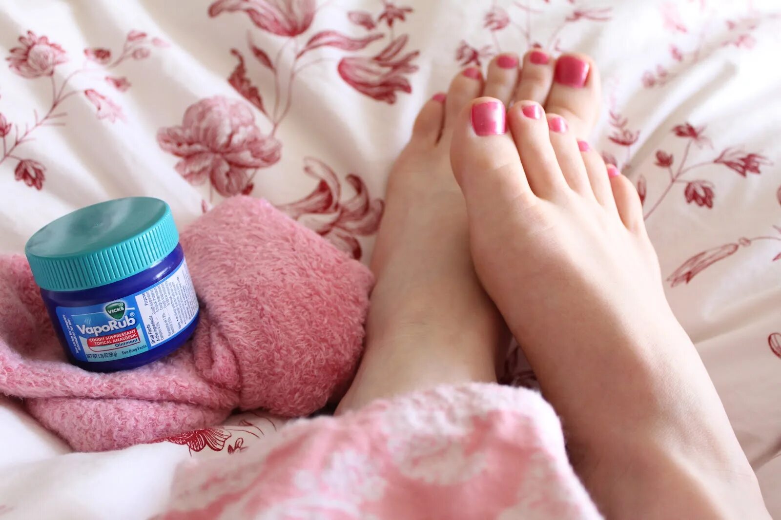 Rubbing feet. VAPORUB Hacks. Foot RUB. RUB in your Skin. At your feet.