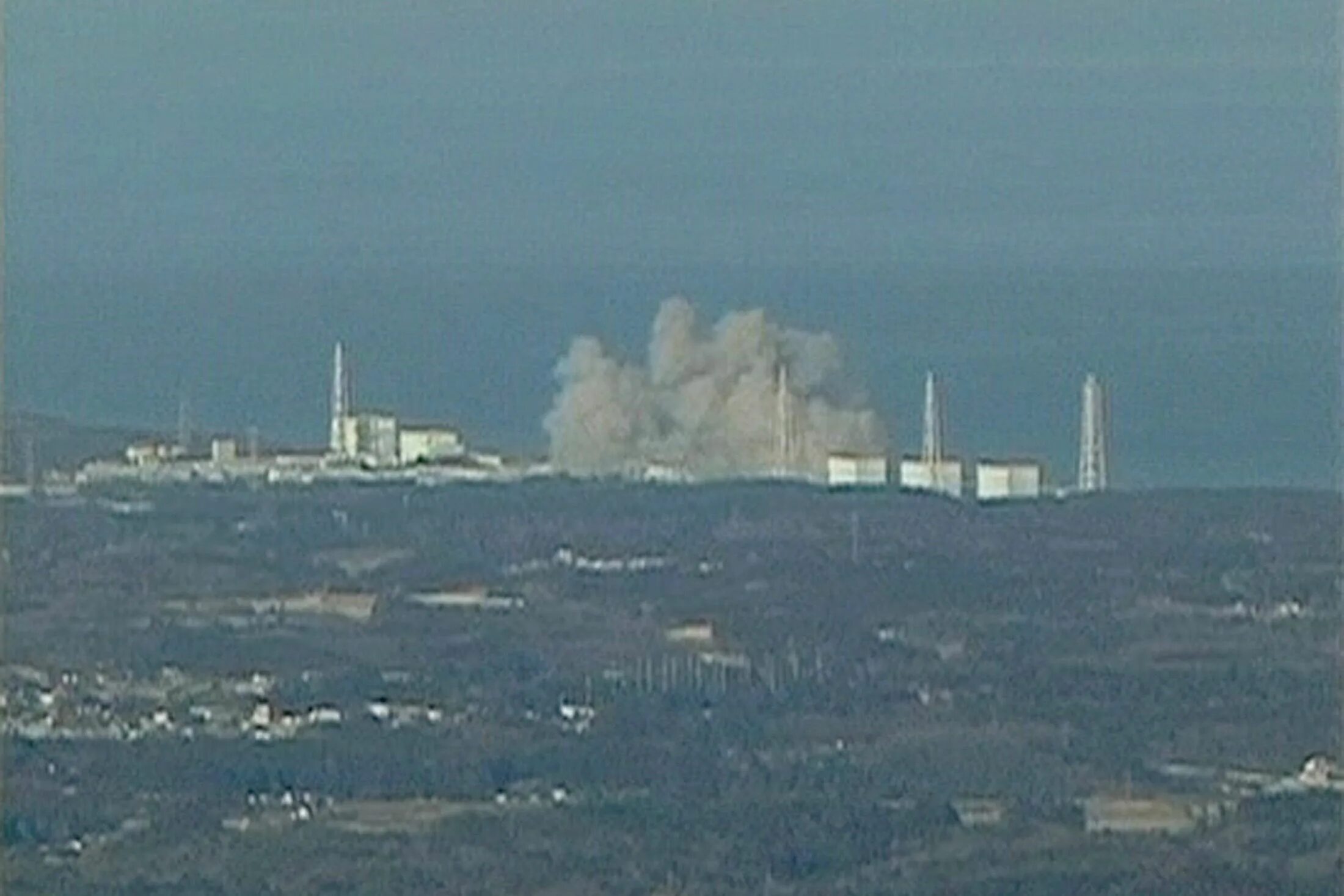 Взрыв ядерной станции. Авария на АЭС Фукусима-1. Фукусима взрыв на АЭС. Авария на АЭС Фукусима-1 (Япония).. Япония взрыв атомной станции 2011.