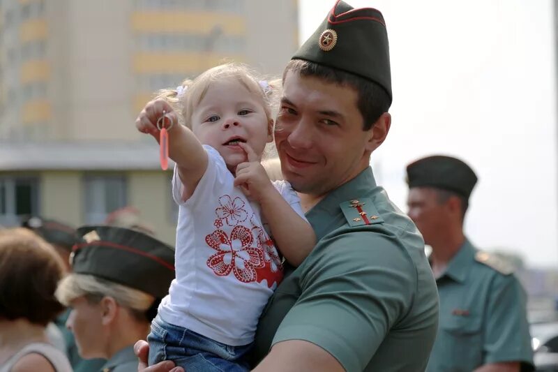 Семья военного. Семья военнослужащего. Офицер с ребенком. Военный с ребенком.