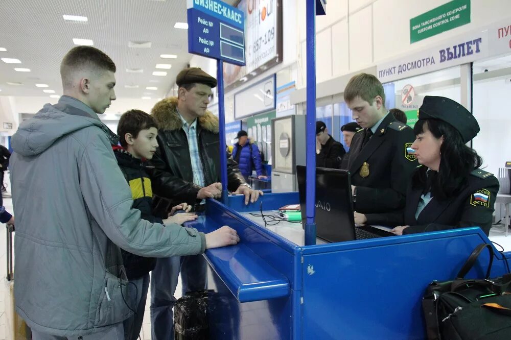 Приставы в аэропорту. Паспортный контроль. Пограничная служба в аэропорту. Пограничный контроль в аэропорту.