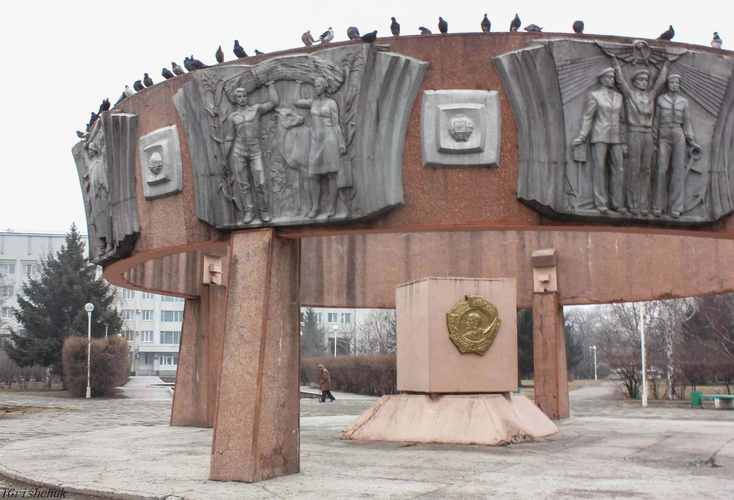 Достопримечательности благовещенска амурская область. Памятник н. Памятник пограничнику в благовещенске. Мемориал города свободного. Памятник пограничнику с собакой в благовещенске.