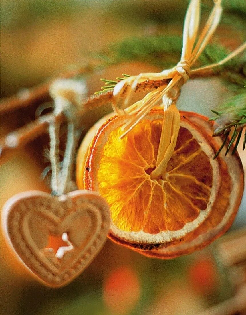 Украсить настроение. Сухие апельсины для декора. Новогодние украшения из апельсинов. Украшения из сушеных апельсинов. Елочные украшения из сушеных апельсинов.