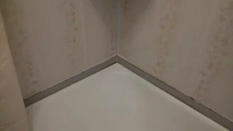 Как приклеить уголок между стеной и ванной