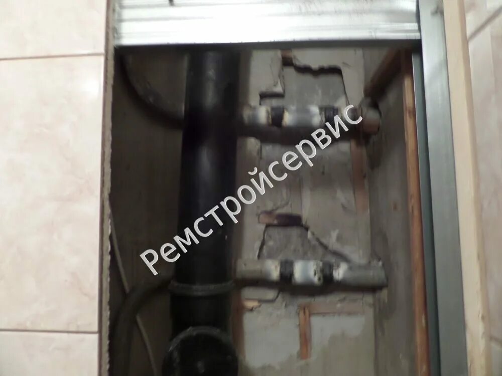 Монтаж сантехнического оборудования. Подвал канализация. Течет канализация. Отопительная труба течет. Протечка канализации.