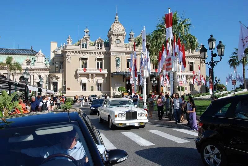 Монако казино монте карло машины. Шеви монако. Улицы монако. Монако фото туристов. Монако уровень жизни.