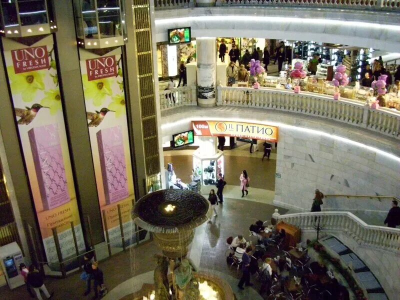 охотный ряд, москва, манежная площадь. светодиодный экран торговый центр охотный ряд. охотный ряд открылся. подземный торговый центр в москве охотный ряд.