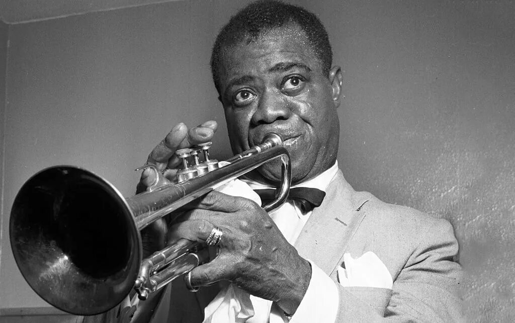 Популярная джазовая музыка. Луи Армстронг (Louis Armstrong). Джазмен Луи Армстронг. Луи Армстронг джаз. Keb chvnhjyu.