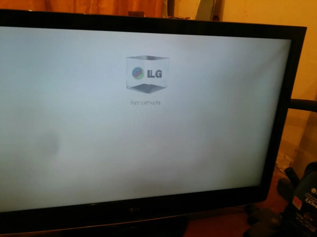 Телевизор экран стал черный. Черно белый экран телевизора. TV LG 42pj250r на изображении темные пятна на матрице. Стал белый экран. Телевизор ЖК показывает мутно.