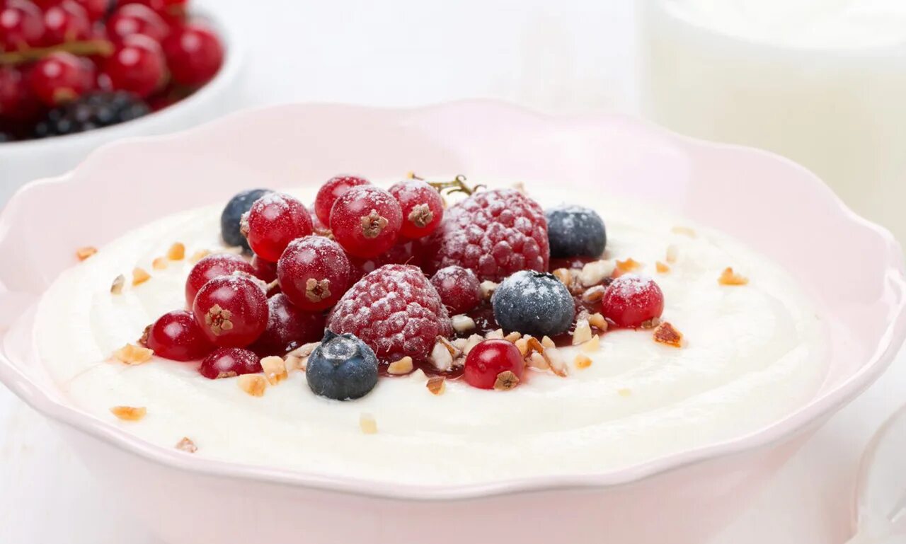 Ягоды кашки. Semolina porridge. Каша с ягодами. Манная каша с ягодами. Овсяная каша с ягодами.