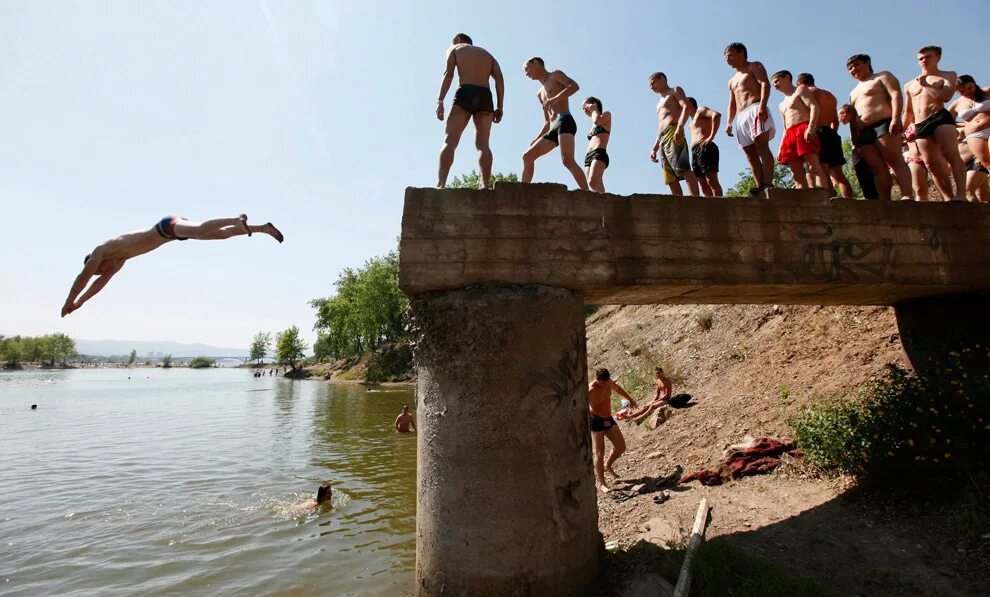 Ребята пойдемте купаться. Прыжок в реку. Прыгает в воду. Прыжок в речку. Прыжки в воду с моста.