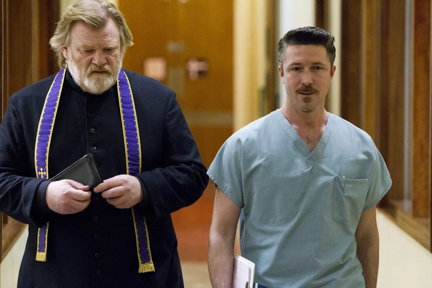 православный храм. настоящий верующий. люди в храме. настоящий верующий. молодые люди в церкви.